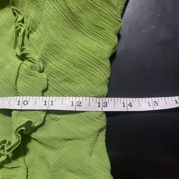 Green Ruffled Fitted Blouse - Picture 4 of 7